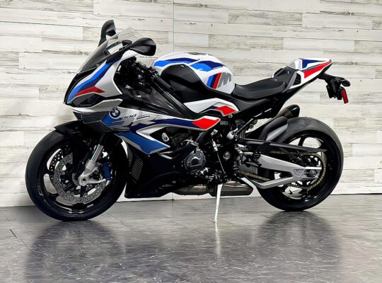 2021BMW M1000RR…..contact me on whatsapp: +971563148402