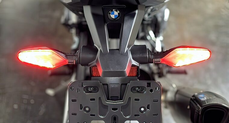 2021BMW M1000RR…..contact me on whatsapp: +971563148402